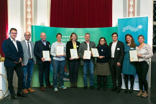 Vorschau Bild von (v.l.n.r.): Wolfgang Seidl / SVA, Walter Lunner / SVA, Friedrich
Eisenbock / Kurzentrum Ludiwgstorff, Mirjam Rosenkranz / Vita med
Gesundheitszentrum, Karin Huber / OptimaMed Gesundheitszentrum Bad
St. Leonhard, Roman Wilfinger / Ring Gesundheitszentrum
Sonntagsberg, Sabine Stangl / Gesundheitsresort Königsberg, Albert
Strehn / SVA, Lena Großschädl / SVA, Uschi Sucher / Josefhof