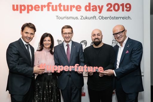 Die Partner der Landes-Tourismusstrategie 2022
luden zum „upperfuture day 2019“ nach St. Wolfgang. Von links nach
rechts: Mag. Andreas Winkelhofer (Geschäftsführer Oberösterreich
Tourismus), Margit Angerlehner (Vizepräsidentin WKOÖ), Wirtschafts-
und Tourismus-Landesrat Markus Achleitner, Keynote-Speaker Ali
Mahlodji und BR KommRat Robert Seeber (Vorsitzender Strategieboard
Oberösterreich Tourismus und Obmann der Sparte Tourismus und
Freizeitwirtschaft der WKOÖ).