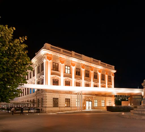 Albertina beleuchtet