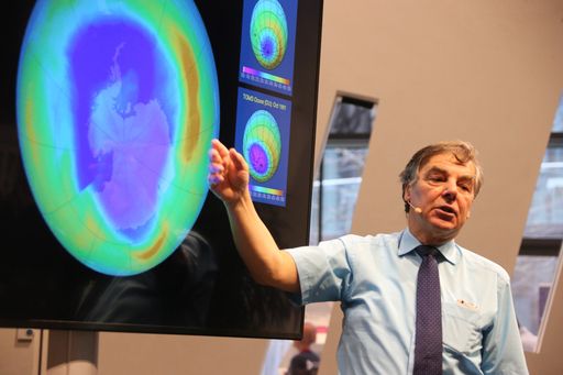  In seiner futurezone Day-Keynote zum Thema „Auf der Suche nach
Planet B“ erklärte Weltraumexperte Rudolf Schmidt, wie die
Weltraumforschung der Erde helfen kann (Copyright: KURIER/Franz
Gruber)
