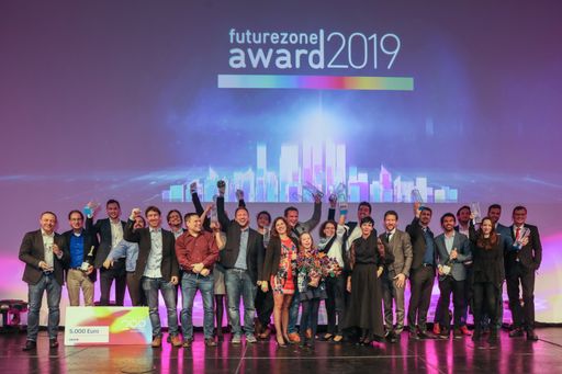 Vorschau Bild von Bild 2: Die Gewinnerinnen und Gewinner des
futurezone Award 2019 auf der Bühne (Copyright: KURIER/Gilbert Novy)