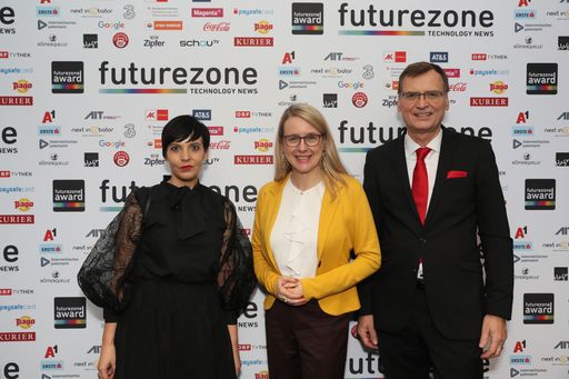 Vorschau Bild von futurezone-Chefredakteurin Claudia Zettel,
Nationalratsabgeordnete Margarete Schramböck und KURIER
Medienhaus-Geschäftsführer Thomas Kralinger (v.l.n.r.) beim
futurezone Award 2019 (Copyright: KURIER/Gilbert Novy)
