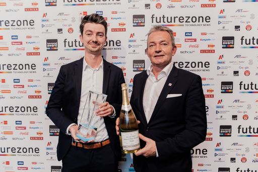 Vorschau Bild von vialytics-CTO Achim Hoth und A1-CEO Marcus Grausam
(v.l.n.r.) beim futurezone Award 2019 (Copyright: KURIER/Romar
Ferry)