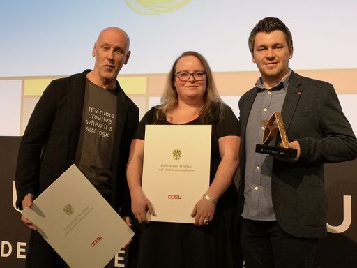 Thomas Jank (Tom Jank Network), Theresa Hager
(Tourismusverband) und Andreas Unterberger (Tourismusverband) freuen
sich über die Auszeichnung
