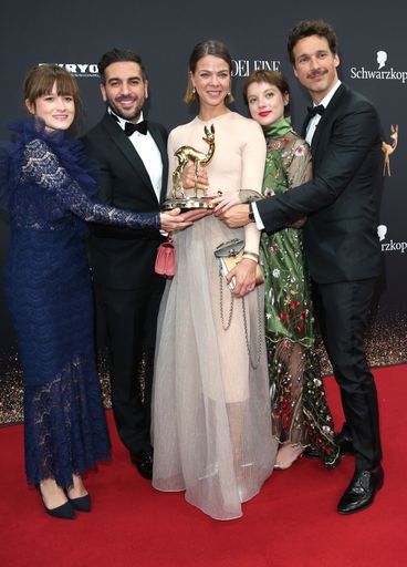  3 Millionen Kinozuschauer und der BAMBI für DAS PERFEKTE
GEHEIMNIS / BADEN-BADEN, GERMANY - NOVEMBER 21: Lena Schoemann,
Elyas M'Barek, Jessica Schwarz, Jella Haase, Florian David Fitz with
award during the 71th Bambi Awards winners board at Festspielhaus
Baden-Baden on November 21, 2019 in Baden-Baden, Germany. (Photo by
Gisela Schober/Getty Images for Bunte) / Weiterer Text über ots und
www.presseportal.de/nr/12946 / Die Verwendung dieses Bildes ist für
redaktionelle Zwecke honorarfrei. Veröffentlichung bitte unter
Quellenangabe: "obs/Constantin Film/Gisela Schober"