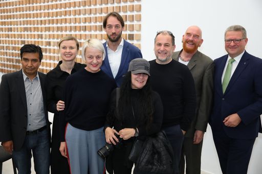 Vorschau Bild von https://www.apa-fotoservice.at/galerie/16876 Im
Bild v.l.n.r.: Oscarito Sanchez (Co-Kurator), Julia Flunger-Schulz
(Geschäftsführerin Kunstmeile Krems), Sabine Güldenfuß (Leitung und
Programmkoordination ARTIST IN RESIDENCE - Niederösterreich),
Florian Steininger (künstlerischer Direktor der Kunsthalle Krems),
Teresa Margolles (Künstlerin), Adrian Paci (Künstler), Andreas
Hoffer (Kurator Kunsthalle Krems), Hermann Dikowitsch (Leitung Kunst
& Kultur Land Niederösterreich)