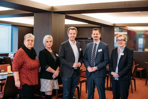 v.l.n.r.: Bezirksrätin Brigitta De Becker-Zentner,
Bezirksrätin Eva Zolcher, Mag. (FH) Andrè Reininger,
Bezirksvorsteher Favoriten Marcus Franz, Mag.a Ortrun Gauper