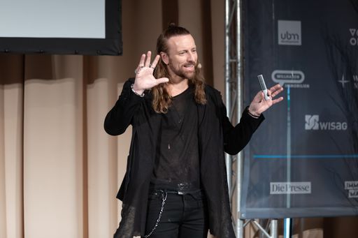 Der Rockstar unter den Wirtschaftsphilosophen:
Anders Indset auf der re.comm 2019 in Kitzbühel.