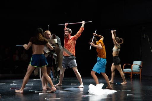  Nach einem erfolgreichen Special für das tanz ist
Festival, zeigt der renommierte Choreograf Elio Gervasi eine eigene
Wien-Version der Performance Incorpo-ratis am 5., 6. und 7. Dezember
2019 im Off Theater. Neben 7 internationalen Tänzer*innen stehen
auch ein Opernsänger und ein Maler auf der Bühne. v.l.r. Riccardo De
Simone, Lotta Sandborgh, Soul Roberts, Chiara Corbetta, Federica
Aventaggiato