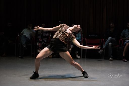 Vorschau Bild von Nach einem erfolgreichen Special für das tanz ist
Festival, zeigt der renommierte Choreograf Elio Gervasi eine eigene
Wien-Version der Performance Incorpo-ratis am 5., 6. und 7. Dezember
2019 im Off Theater. Neben 7 internationalen Tänzer*innen stehen
auch ein Opernsänger und ein Maler auf der Bühne.