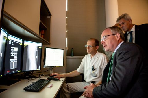  Im Bild v.l.n.r.: Prim. Univ.-Doz. Dr. Martin
Uffmann, LH-Stellvertreter Dr. Stephan Pernkopf, Abgeordneter zum NÖ
Landtag Hermann Hauer.