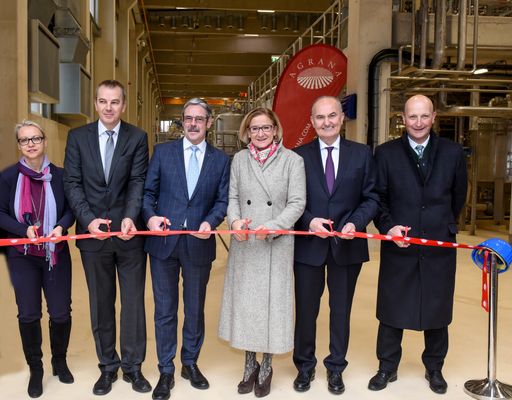 Photo (from the left):
Major of Zwentendorf Marion Török, AGRANA Supervisory Board Member 
Ernst Karpfinger, Chairman of the AGRANA Supervisory Board Erwin 
Hameseder, Provincial Governor Lower Austria Johanna Mikl-Leitner, 
AGRANA CEO Johann Marihart, district governor of Tulln Andreas Riemer
