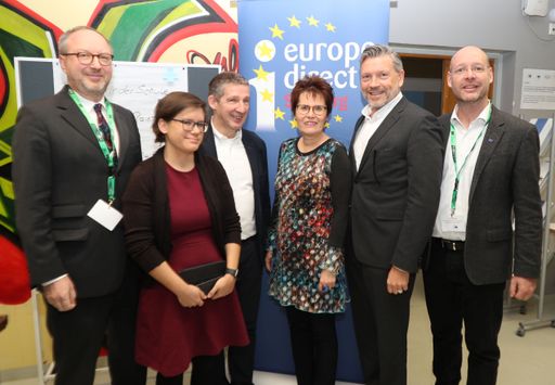 https://www.apa-fotoservice.at/galerie/21194 SALZBURG -
2019-11-25: Die EU und die Medien Europapolitische Bildungsarbeit im
Klassenzimmer Im Bild v.l. Wolfgang Borgensberger (Vertretung der
Europäischen Kommission), Ingrid Brodnig (Key-Speakerin), Wolfgang
Böhm (Key-Speaker), Elfriede Windischbauer (Direktorin Pädagogische
Hochschule Salzburg), Manfred Wirtitsch (Bundesmnisterium) und
Thomas Weber (Europäische Kommission) Foto: Vertretung Europäische
Kommission in Österreich/APA-Fotoservice/ Franz Neumayr