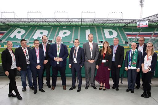 Der TÜV AUSTRIA Tag der Facility- und
Gebäudemanager/innen nahm am 12. November im SK Rapid Allianz
Stadion das Thema Gebäudesicherheit genauer unter die Lupe – und
warf einen Blick auf digitale Zukunftsszenarien: v.l.n.r.: Christoph
Peschek (Geschäftsführer, SK Rapid GmbH), Christian Bayer
(Geschäftsführer, TÜV AUSTRIA Akademie), Manuel Radauer (Präsident,
IFMA Austria), Wolfgang Gschmeidler (Allgemein beeideter und
gerichtlich zertifizierter Sachverständiger Facility Management,
Advanced Building Control), Herberg Saurugg (Experte für
Blackout-Vorsorge), Stefan Pfefferer (Leiter Bau- und
Gebäudetechnik, TÜV AUSTRIA), Christian Wimmer
(Gerichtssachverständiger Facility Management, cwi solutions),
Andreas Kloiber (Sachverständiger Bau- und Gebäudetechnik, TÜV
AUSTRIA), Markus Ully (Prüfmanagement, TÜV AUSTRIA), Mario
Kremnitzer (Sachverständiger Brandschutz, TÜV AUSTRIA), Robert Terp
(Sachverständiger Spiel-, Sport- und Freizeitgeräte, TÜV AUSTRIA),
Bernd Kreuzinger (Direktor, Stadionmanagement Rapid)