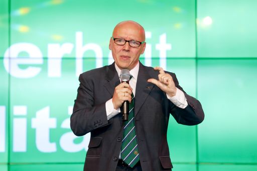 Vorschau Bild von TÜV AUSTRIA Akademie GF Mag. (FH) Christian Bayer
empfing zahlreiche Immobilienexpert_innen zum ersten TÜV AUSTRIA Tag
der Facility- und Gebäudemanager_innen im SK Rapid Allianz Stadion.
www.tuv-akademie.at/bau
