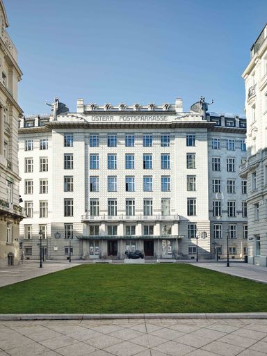 Fassade alte PSK am Georg-Coch-Platz
