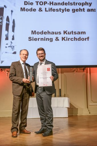 Überreichung der TOP-Handelstrophy der WKO Oberösterreich durch
Josef Gruber