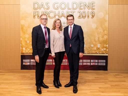  https://www.apa-fotoservice.at/galerie/21385 Im BIld v.l.n.r.: Im
Bild v.l.n.r.: Thomas Wolfsegger (Tagen in Österreich), Elfi
Schenkel, (Tagen in Österreich), Markus Achleitner
(Wirtschaftslandesrat OÖ). Anlässlich der Verleihung der Goldenen
Flipcharts trafen sich die großen Namen der österreichischen
Seminar- und Tagungsbranche bei der Veranstaltung Meet the Best im
OÖNachrichten Forum, Linz. Ausgezeichnet wurden jene 26 Betriebe,
die eine Gesamtzufriedenheit von mindestens 90 Prozent im
MICEadvisor erreichen konnten.
