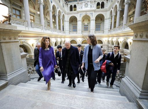 Vorschau Bild von Bundeskanzlerin Brigitte Bierlein, Bildungsministerin Iris
Rauskala und Justizminister Clemens Jabloner besuchen gemeinsam mit
einer Klasse des Albertus Magnus Gymnasiums den Justizpalast