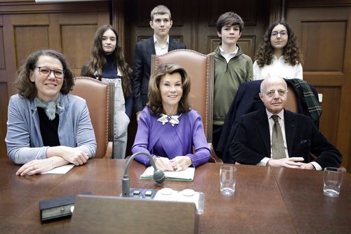 Vorschau Bild von Bundeskanzlerin Brigitte Bierlein, Bildungsministerin Iris
Rauskala und Justizminister Clemens Jabloner besuchen gemeinsam mit
einer Klasse des Albertus Magnus Gymnasiums den Justizpalast