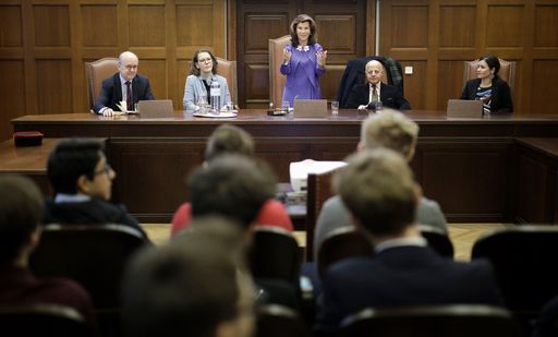Vorschau Bild von Bundeskanzlerin Brigitte Bierlein, Bildungsministerin Iris
Rauskala und Justizminister Clemens Jabloner besuchen gemeinsam mit
einer Klasse des Albertus Magnus Gymnasiums den Justizpalast mit
Senatspräsident Hinger und Präsidentin der Vereinigung der
Staatsanwältinnen und Staatsanwälte Koller