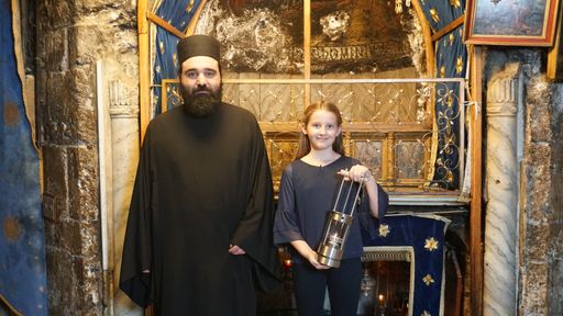 Vorschau Bild von Victoria Kampenhuber aus Enns entzündete in der
Geburtsgrotte in Bethlehem das „ORF-Friedenslicht“.