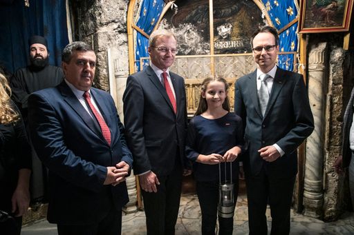 Vorschau Bild von Nach der Entzündung des „ORF-Friedenslicht“ in der
Geburtsgrotte in Bethlehem (v.l.n.r.: Bürgermeister Anton Salman aus
Bethlehem, Landehauptmann Mag. Thomas Stelzer, Friedenslichtkind
Victoria Kampenhuber, ORF Oberösterreich-Redakteur Günther
Madlberger).