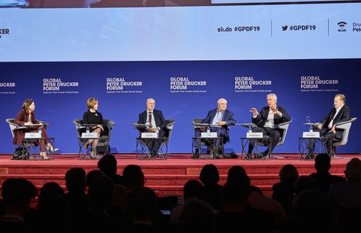 Vorschau Bild von Panel in der Hofburg mit (v.l.n.r.): Megan Reitz
(Hult International Business School), Lisa Hershman (US Department
of Defense), Michael Joseph (Interim CEO Safaricom; Chairman Kenya
Airways), Helmut List (CEO AVL List GmbH), Ralf Wintergerst (Group
CEO Giesecke+Devrient) und Reto Isenegger (Ernst & Young Advisory)