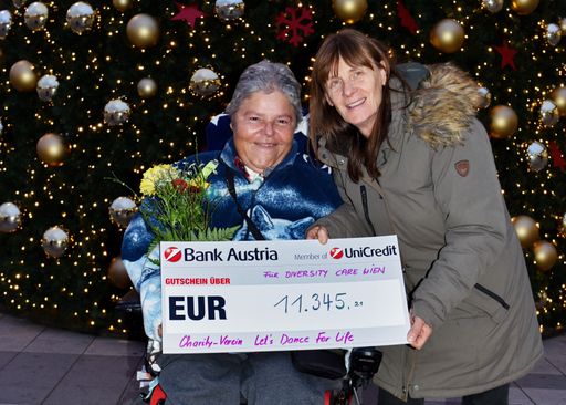 Vorschau Bild von Spendenübergabe an Diversity Care Wien durch
Michaela Tuma vom Charity Verein - Let's Dance For Life an die
Obfrau Susanne Melnick