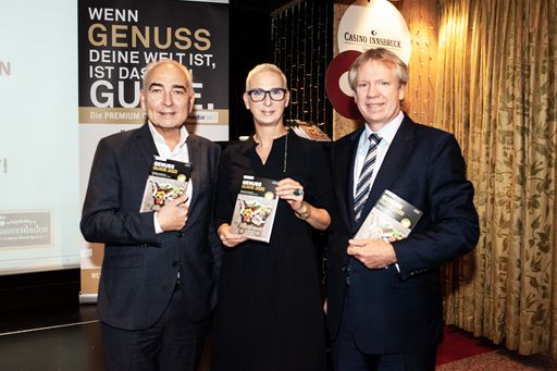 https://www.apa-fotoservice.at/galerie/21393 Im Bild v.l.n.r.:
Germanos Athanasiadis (medianet), Andrea Knura (Herausgeberin Genuss
Guide), Willy Lehmann (Herausgeber Genuss Guide)