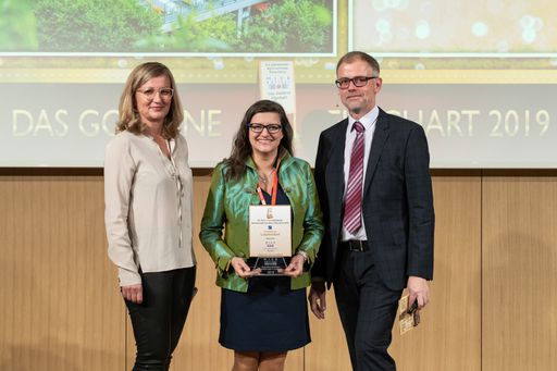 Congress Loipersdorf bleibt top: Congress Sales
Managerin Ebru Ozanogullari-Oucherif (Mitte) übernahm den Preis in
Linz.