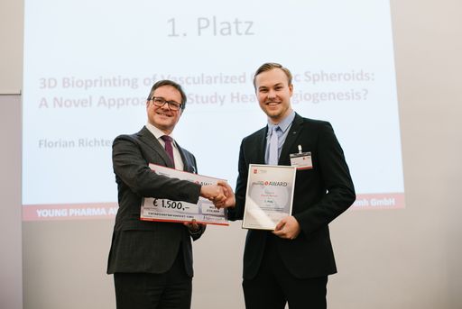 Florian Richter, BSc hat die Jury und das Publikum mit seiner
Arbeit zu “3D Bioprinting of Vascularized Cardiac Spheroids: A Novel
Approach to Study Heart Angiogenesis?“ überzeugt und gewann den mit
1.500 EUR Preisgeld dotierten YOUNG PHARMA AWARD