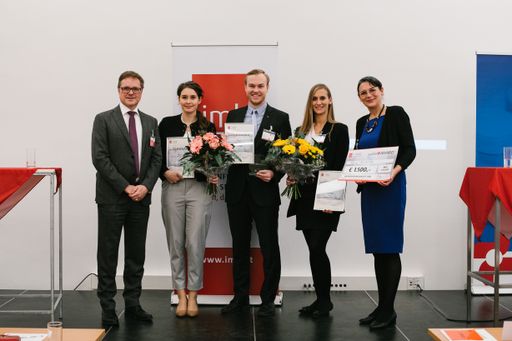 Vorschau Bild von Unter den Einreichungen wurden drei Finalisten von der
Expertenjury ausgewählt. vlnr: Manfred Hämmerle, Geschäftsführer imh
GmbH, Carmen Schweicker, BSc, Institut für Pharmakologie –
Medizinische Universität Wien, Florian Richter, BSc, IMC Krems –
University of Applied Sciences, Larissa Koller, MSc., FH Campus Wien
Biocenter, Manuela Mayer, imh GmbH