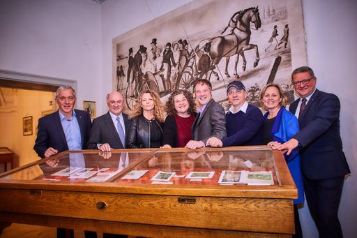 Kultur.Region.Niederösterreich-Geschäftsführer
Martin Lammerhuber, Landeshauptmann a. D. und
Kultur.Region.Niederösterreich-Aufsichtsratsvorsitzender Erwin
Pröll, Komponistin Johanna Doderer, Atzenbruggs Bürgermeisterin
Beate Jilch, Sänger und Franz Schubert-Darsteller Daniel Prohaska,
Intendant des Staatstheaters am Gärtnerplatz München Josef E.
Köpplinger, Musik & Kunst Schulen Management
Niederösterreich-Geschäftsführerin Michaela Hahn und Hermann
Dikowitsch, Leiter der Abteilung Kunst & Kultur im Land NÖ, im
Schubertmuseum Atzenbrugg (v.l.n.r.)