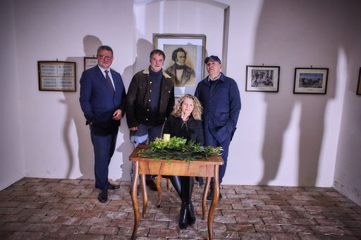 Vorschau Bild von Hermann Dikowitsch, Leiter der Abteilung Kunst &
Kultur im Land NÖ, Sänger und Franz Schubert-Darsteller Daniel
Prohaska, Komponistin Johanna Doderer und Josef E. Köpplinger,
Intendant des Staatstheaters am Gärtnerplatz München, im
Schuberthäuschen, in das sich der große Komponist während seiner
Aufenthalte in Atzenbrugg zum Komponieren zurückzog.