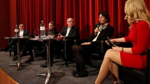 Vorschau Bild von FACC-Marketing-Director Andreas Perotti (li.),
Zukunftsforscher Tristan Horx, FACC-CEO Robert Machtlinger,
Christine Catasta (Senior Partner PwC Austria) mit unserer
Moderatorin Raphaela Scharf