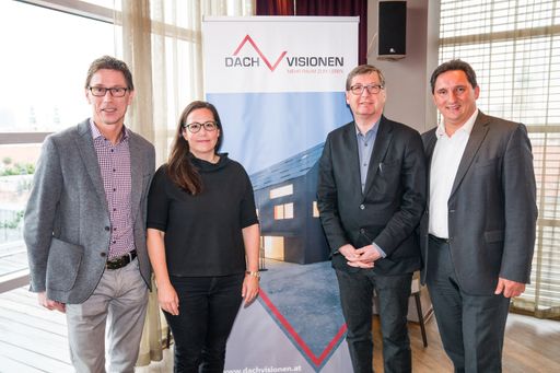  von links nach rechts: DI Dr. Reinhold Lindner (Sprecher
Dachvisionen), DI Isabella Wall (Trimmel Wall Architekten), DI
Günther Trimmel (Trimmel Wall Architekten), Michael Foisel
(Präsident Dachvisionen und Vertriebsleiter Eternit Österreich)