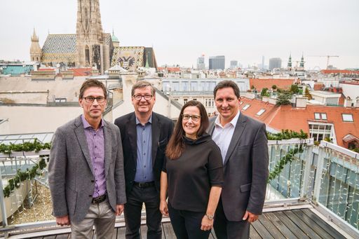 Vorschau Bild von von links nach rechts: DI Dr. Reinhold Lindner (Sprecher
Dachvisionen), DI Günther Trimmel (Trimmel Wall Architekten), DI
Isabella Wall (Trimmel Wall Architekten), Michael Foisel (Präsident
Dachvisionen und Vertriebsleiter Eternit Österreich)