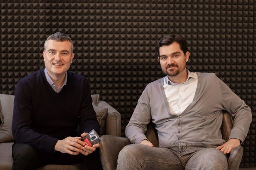 Vorschau Bild von Mathias Kimpl und Michael Haller im Gespräch im domonda office in
Wien.