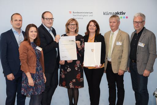 https://www.apa-fotoservice.at/galerie/21515 klimaaktiv Bronze
Auszeichnung für das Ytong Bausatzhaus Ydee Haus 124. Im Bild u.a.:
Bernhard Jobst (Xella), Juliane Kallinger-Bader (Baderbau GmbH),
Wilhelm Laimer (Laimer Bau GmbH), Franz Gugerell (Gugerell KG) und
Projektbeteiligte gemeinsam Christa Ruspeckhofer (Mitglieder der GL
ENU NÖ) und FBM Maria Patek