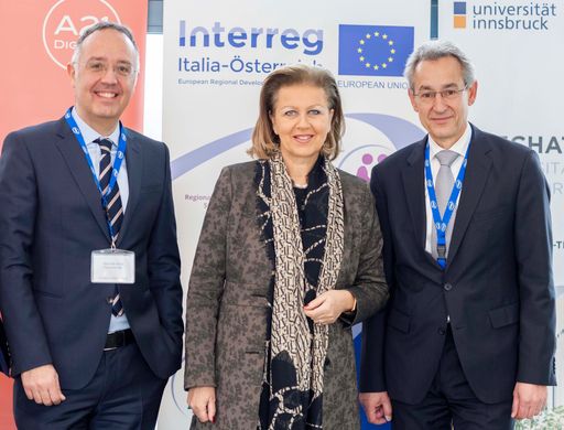  (v.l.n.r.): Prof. Dominik Matt, Universität
Bozen/Fraunhofer, Tirols Wirtschaftslandesrätin Patrizia
Zoller-Frischauf, Hannes Schwaderer, Country Manager INTEL
Deutschland & Co-Präsident A21DIGITAL