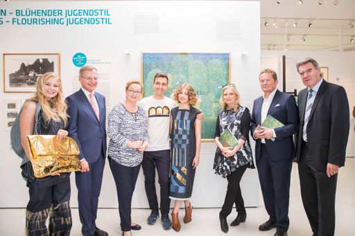 Vorschau Bild von Feierliche Eröffnung der Sonderschau "Florale
Welten - Blühender Jugendstil" im Klimt-Zentrum am Attersee mit den
Vorständen der Klimt-Foundation Mag. Peter Weinhäupl und Mag. Sandra
Tretter, MAS, dem oö. Landeshauptmann Mag. Thomas Stelzer, Dr. Maria
Fekter, dem Modedesigner Philipp Brunner und dem Schörflinger
Bürgermeister Gerhard Gründl