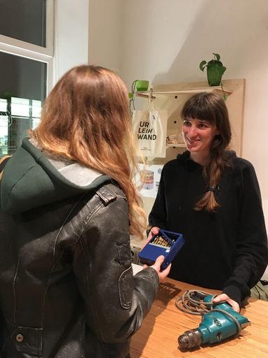 Vorschau Bild von Eine Kundin bei der Ausleihe von Werkzeugen im
leila.wien