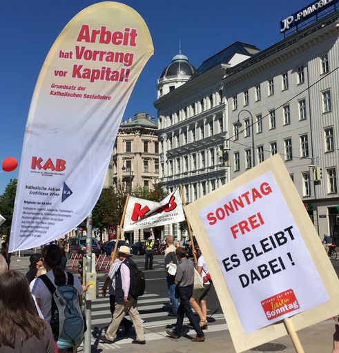 Vorschau Bild von Katholische Aktion demonstriert für den Freien
Sonntag.