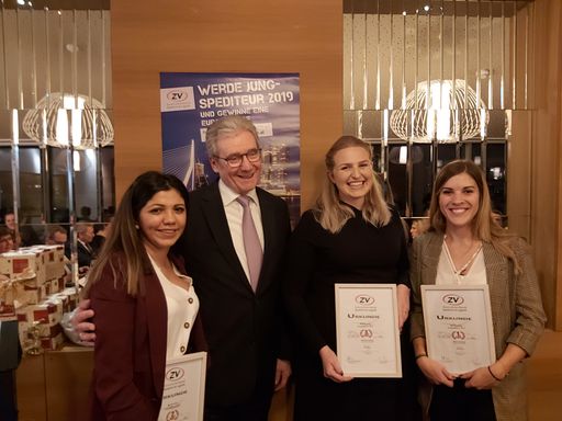 1. Platz: Alena Kubicek (26), Österreichische Post
AG, für das Konzept „City Container als innerstädtische
Logistiklösung“; 2. Platz: Hatun Yurttas (29), Gebrüder Weiss GmbH,
für das Konzept „Check-in Schalter für LKW Anmeldungen“; 3. Platz:
Johanna Winzer (28), Gebrüder Weiss GmbH, für das Konzept „Paket
Drive-In“