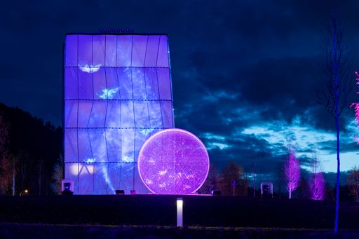  Interaktive Lichtinstallationen führen die Gäste
durch die Swarovski Kristallwelten und laden an mehreren Stationen -
wie hier am Spielturm - zum Mitmachen ein. Das Lichtfestival läuft
bis 6. Januar 2020.