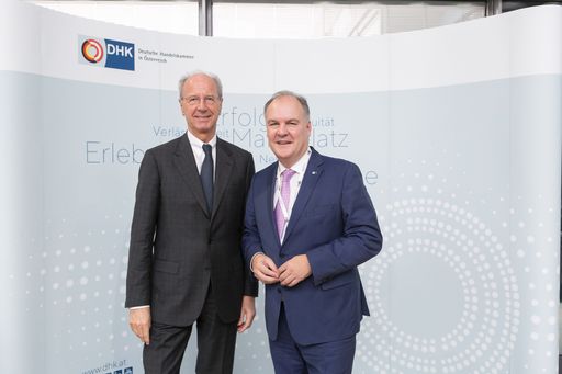 Vorschau Bild von Hans Dieter Pötsch, Aufsichtsratsvorsitzender der
Volkswagen AG und seit Oktober 2019 Präsident der DHK mit DHK
Hauptgeschäftsführer Thomas Gindele.