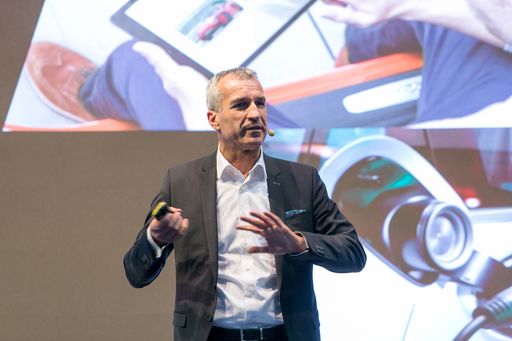 Vorschau Bild von "Unsere digitale Kompetenz wird in Zukunft ein
entscheidender Wettbewerbsfaktor sein", sagte Albrecht Reimold,
Vorstand für Produktion und Logistik der Porsche AG.
