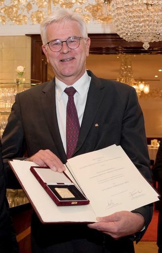  Dr. Andreas Mitterlehner bei der Verleihung des
Goldenen Ehrenzeichens des Verbands der Landes-Hypothekenbanken
