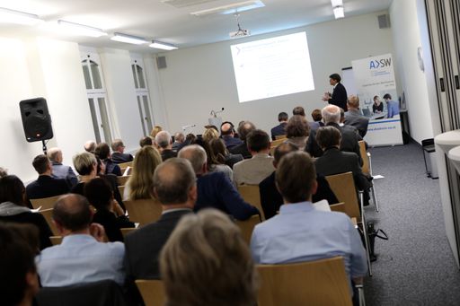v.l.n.r.: LAbg. Dr. Elisabeth Kölblinger-Engelmann;
KSW-Vizepräsident Ing. Mag. Thomas Kölblinger; MMag. Dr. Verena
Trenkwalder LL.M., Landespräsidentin der KSW OÖ; Mag. Gerhard
Stangl, GF der ASW, Mag. Herbert Houf, Vizepräsident der KSW